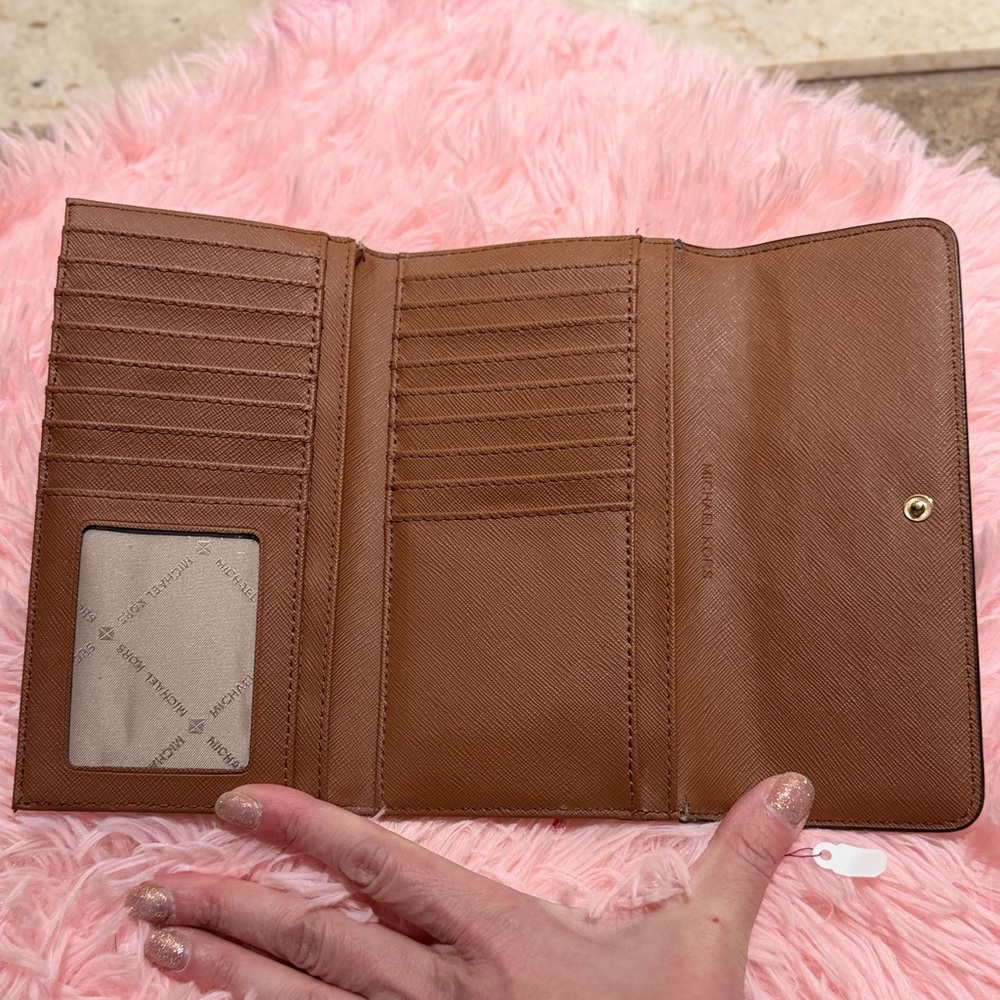 ❌SOLD❌Michael Kors Jet Set Travel Large Trifold Wallet Luggage Brown - Picture 2 of 16